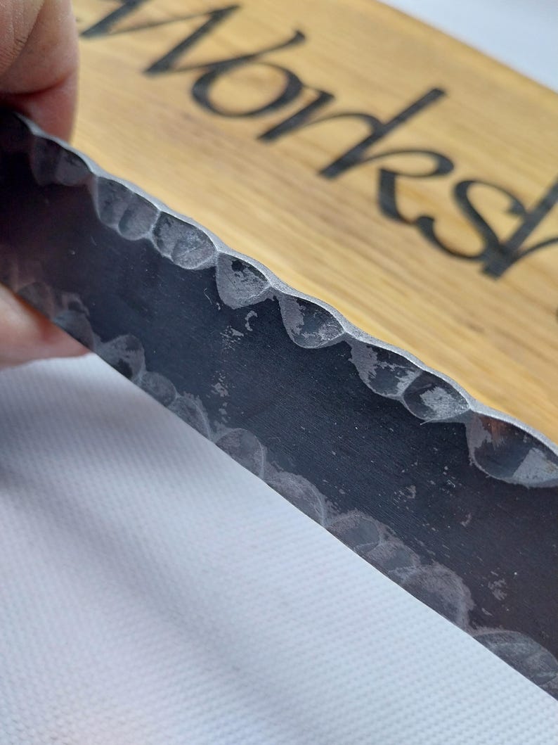 Handsmidd texturerad platt metall. Hamrad stål för hantverk. bild 3