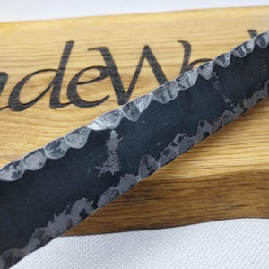 Handsmidd texturerad platt metall. Hamrad stål för hantverk. bild 5