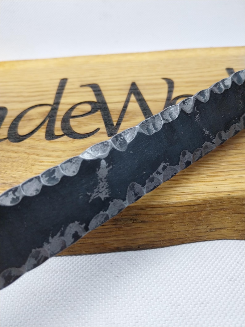 Handsmidd texturerad platt metall. Hamrad stål för hantverk. bild 5