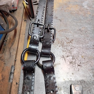 Handsmidd texturerad platt metall. Hamrad stål för hantverk. bild 12