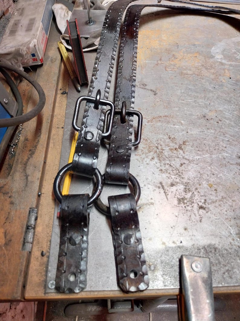 Handsmidd texturerad platt metall. Hamrad stål för hantverk. bild 12