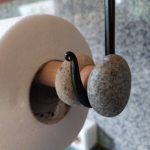 Portarotolo da cucina in pietra, legno e ferro forgiato a mano.