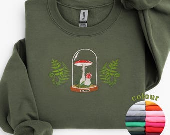 Suéter bordado com cogumelos, moletom estilo Dark Academia, roupa artesanal de outono com toques góticos e estilo cottagecore.