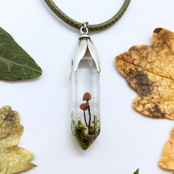 MUSHROOM CRYSTAL NECKLACE, mushroom pendant, mushroom necklace, terrarium necklace, mushroom resin jewelry, real moss, mushroom jewelry