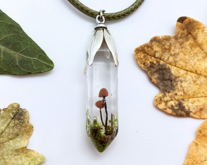 MUSHROOM CRYSTAL NECKLACE, mushroom pendant, mushroom necklace, terrarium necklace, mushroom resin jewelry, real moss, mushroom jewelry
