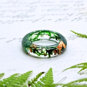 Anillo de resina de musgo natural