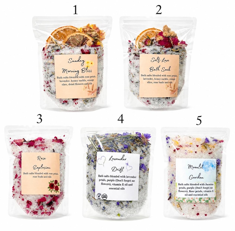 Puede incluir: Cinco bolsas transparentes de sales de ba&ntilde;o numeradas del 1 al 5. Las etiquetas indican Sunday Morning Bliss, Self-Love Bath Soak, Rose Explosion, Lavender Drift y Moonlit Garden. Cada bolsa contiene sal, flores secas y rodajas de fruta.