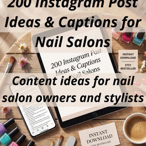 Peut inclure: Une table en bois présente une tablette et un smartphone avec le texte : "200 Idées de publications Instagram et légendes pour les salons de manucure." Des flacons de vernis à ongles, des pinceaux et une tasse de café sont également présents.