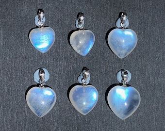 Può includere: Sei ciondoli a forma di cuore in pietra di luna arcobaleno iridescente con anelli di balla in argento.