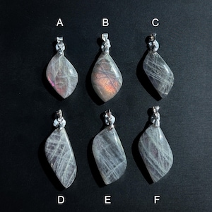 Pu&ograve; includere: Sei ciondoli con pietre preziose con bails color argento sono esposti su sfondo nero. I ciondoli sono a forma di goccia, con un mix di grigio traslucido e tonalit&agrave; iridescenti rosa e viola. Ogni ciondolo ha un motivo unico.