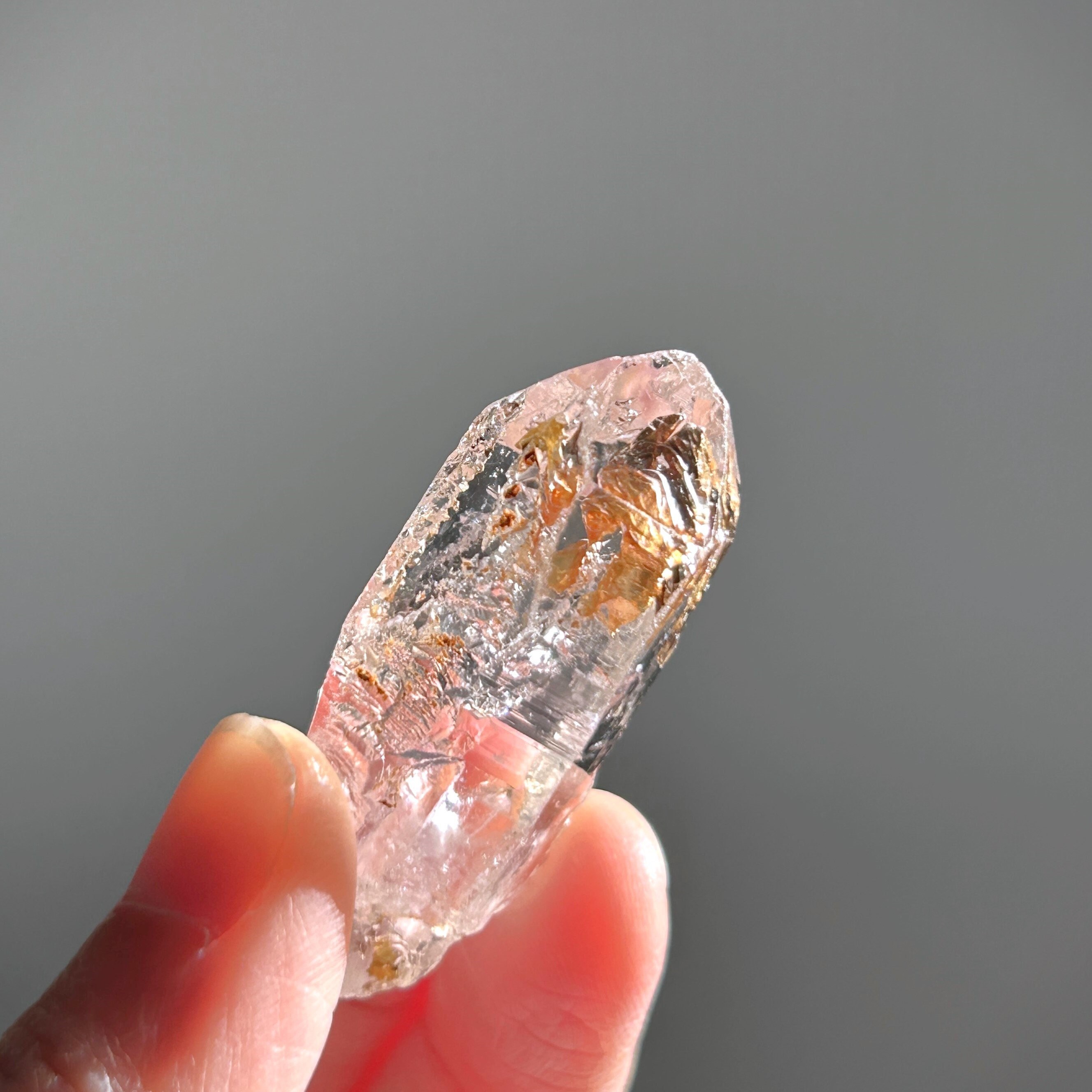 【水晶】ロッククリスタル　ピラミッド シェイプ　リモナイト 入り 3 水晶】ロッククリスタル ピラミッド シェイプ リモナイト 入り 3