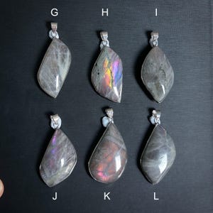 Pu&ograve; includere: Sei ciondoli con pietre preziose con bails color argento. I ciondoli hanno una variet&agrave; di forme e colori, tra cui grigio, viola e sfumature iridescenti. Le pietre sono incastonate in metallo color argento.