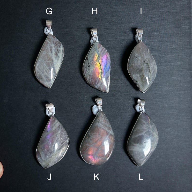 Pu&ograve; includere: Sei ciondoli con pietre preziose con bails color argento. I ciondoli hanno una variet&agrave; di forme e colori, tra cui grigio, viola e sfumature iridescenti. Le pietre sono incastonate in metallo color argento.