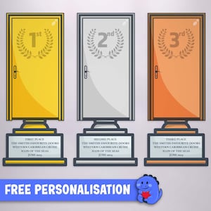 Puede incluir: Tres trofeos en forma de puerta de oro, plata y bronce con coronas de laurel y las palabras "1er", "2º" y "3er" en ellos. Las bases de los trofeos tienen el texto "Primer lugar", "Segundo lugar" y "Tercer lugar" con las palabras "The Smiths Favourite Doors Western Caribbean Cruise Icon of the Seas Junio 2023".