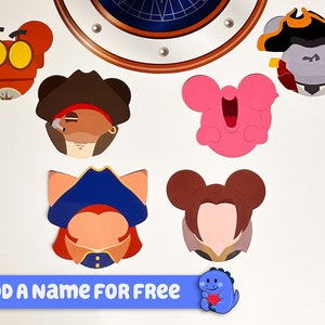 Op de afbeelding: Een set van zes kleurrijke karakterkop-uitsnijdingen, waaronder een roze karakter met een wijd open mond, een bruin karakter met bruin haar, een rood karakter met een blauwe hoed, een grijs karakter met een zwarte hoed, een bruin karakter met een rode hoed en een rood karakter met gele beschermbrillen. De uitsnijdingen bevinden zich op een witte achtergrond. De tekst "ADD A NAME FOR FREE" bevindt zich onderaan de afbeelding.