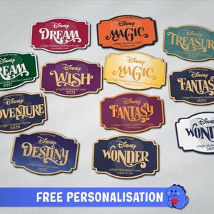 Könnte beinhalten: Eine Sammlung von Disney-Kreuzfahrtschiff-Magneten in verschiedenen Farben, darunter Rot, Orange, Grün und Lila. Jeder Magnet zeigt das Disney-Logo und den Namen eines Schiffs, wie "Dream", "Magic" und "Wonder", sowie Kreuzfahrt-Details.