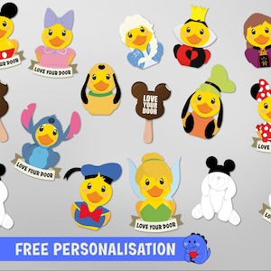 Puede incluir: Una colección de recortes de patos con temas de personajes de dibujos animados, incluyendo Mickey Mouse, Minnie Mouse y Stitch. Cada pato tiene un diseño único y va acompañado de una pancarta que dice "LOVE YOUR DOOR". La frase "FREE PERSONALISATION" también es visible.