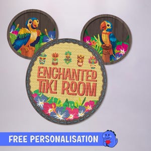 Puede incluir: Tres letreros redondos de madera con temática tropical. Dos letreros presentan loros coloridos posados en postes de madera, rodeados de flores. El letrero central dice "ENCHANTED TIKI ROOM" con diseños florales y tiki.