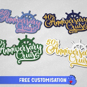 Op de afbeelding: Vier decoratieve uitsparingen met een scheepsroer en de tekst Anniversary Cruise. Linksboven roze met 25th en 2024. Rechtsboven donkerblauw met 40th en 2026. Linksonder groen met 10th. Rechtsonder goudkleurig met 50th. Alle bevatten kleine figuren.