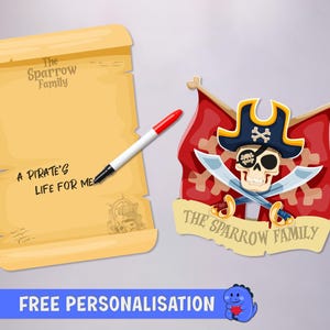 Könnte beinhalten: Illustration mit Piraten-Thema. Eine Schriftrolle mit dem Text "A pirate's life for me" befindet sich neben einem Piratenschädel-Emblem mit gekreuzten Schwertern. Der Text "The Sparrow Family" erscheint auf beiden.