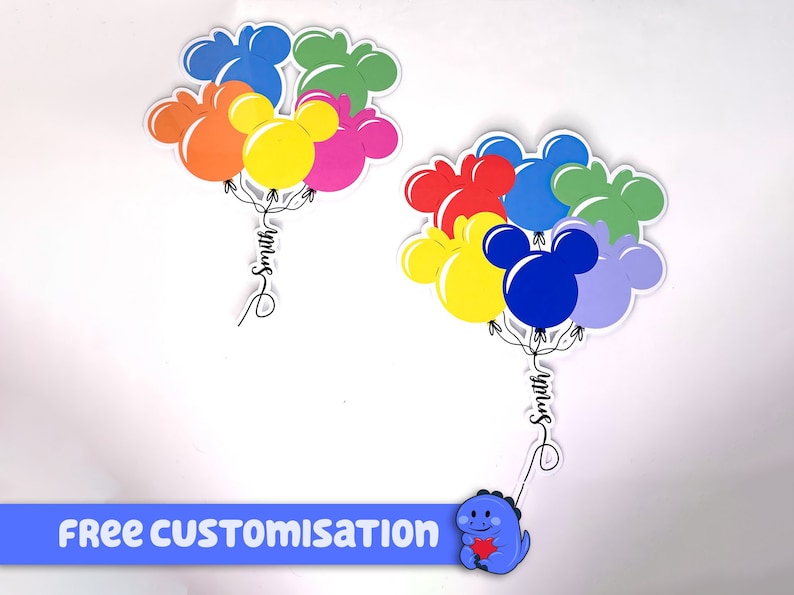 Pode incluir: Dois conjuntos de bal&otilde;es em forma de cabe&ccedil;a do Mickey Mouse em v&aacute;rias cores, incluindo vermelho, amarelo, azul, verde, laranja e roxo. Cada conjunto tem um nome escrito em it&aacute;lico abaixo dos bal&otilde;es. O nome &agrave; esquerda &eacute; "Smith" e o da direita &eacute; "Smith". A parte inferior da imagem tem uma faixa azul com o texto "FREE CUSTOMISATION".