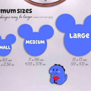 K&ouml;nnte beinhalten: Drei blaue Silhouetten in Form von Mausohren, beschriftet mit small, medium und large, mit Abmessungen von 7,5 x 6,5 cm bis 15 x 13 cm. Ein kleiner blauer Cartoon-Dinosaurier, der ein rotes Herz h&auml;lt, ist unter den Formen abgebildet.