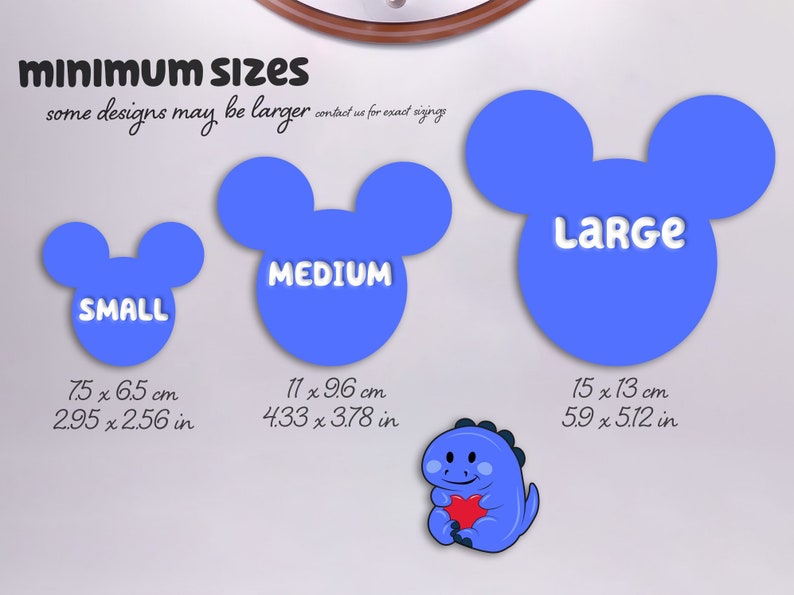 K&ouml;nnte beinhalten: Drei blaue Silhouetten in Form von Mausohren, beschriftet mit small, medium und large, mit Abmessungen von 7,5 x 6,5 cm bis 15 x 13 cm. Ein kleiner blauer Cartoon-Dinosaurier, der ein rotes Herz h&auml;lt, ist unter den Formen abgebildet.
