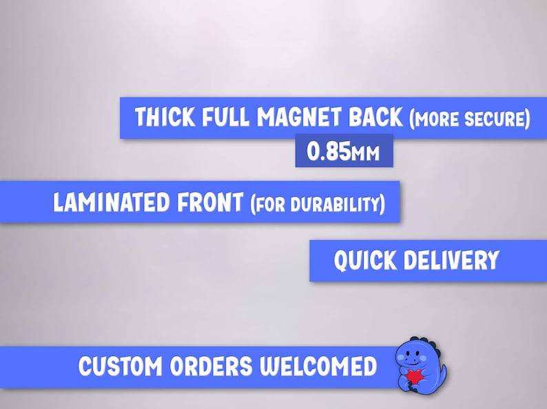 Op de afbeelding: Een reeks blauwe rechthoekige tekstvakken met witte tekst: THICK FULL MAGNET BACK (MORE SECURE) 0.85MM, LAMINATED FRONT (FOR DURABILITY), QUICK DELIVERY, CUSTOM ORDERS WELCOMED, en een kleine blauwe cartoon-dinosaurus die een rood hart vasthoudt.