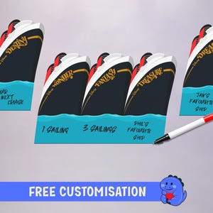 Peut inclure: Quatre noms de navires de croisière Disney avec un design de vague bleu et blanc. Les navires s'appellent "Destiny", "Wonder", "Fantasy" et "Treasure". Le texte "Our Next Cruise" est écrit sur le navire "Destiny". Le texte "Phil's Favourite Ship" est écrit sur le navire "Treasure". Le texte "Jan's Favourite Ship" est écrit sur le navire "Dream". Le texte "1 Sailing" est écrit sur le navire "Wonder". Le texte "3 Sailings" est écrit sur le navire "Fantasy". Le texte "Free Customisation" est écrit en bas de l'image.