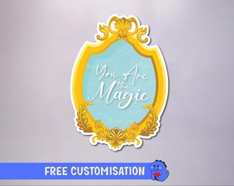 Può includere: Uno specchio dorato ornato con uno sfondo blu e il testo "You are the Magic" in lettere bianche corsive.