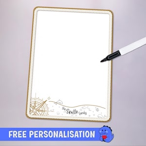 Könnte beinhalten: Ein weißes Trockenlöschboard mit einem Seilrand und einem nautischen Thema. Das Board hat einen Kompass, einen Delfin und den Text "the Smith family".