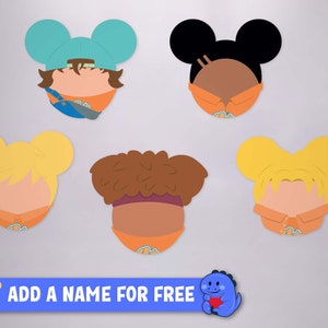 Può includere: Cinque teste di personaggi dei cartoni animati colorati con orecchie da topo. Ogni testa ha un'acconciatura e un tono della pelle diversi. I personaggi indossano camicie arancioni con un logo blu e bianco. Il testo "ADD A NAME FOR FREE" è nella parte inferiore dell'immagine.
