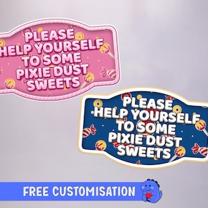 Op de afbeelding: Twee roze en blauwe borden met een snoepthema. De borden zeggen "Neem gerust wat pixie dust snoepjes".