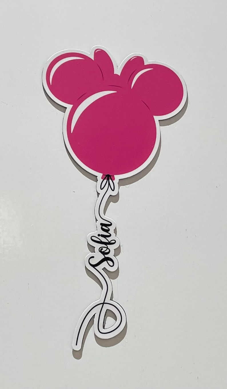 Pode incluir: Um bal&atilde;o rosa com orelhas de Mickey Mouse e o nome "Sofia" escrito na corda.