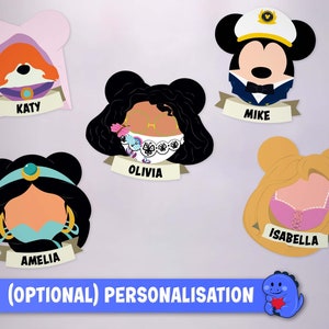 K&ouml;nnte beinhalten: F&uuml;nf stilisierte Charakter-Icons mit Micky-Maus-Ohren-Silhouetten, jeweils mit einem Namensbanner: Katy, Olivia, Mike, Amelia und Isabella. Ein blaues Banner unten zeigt den Text (OPTIONAL) PERSONALISATION neben einem kleinen blauen Dinosaurier-Icon.