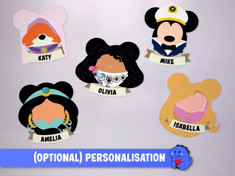 K&ouml;nnte beinhalten: F&uuml;nf stilisierte Charakter-Icons mit Micky-Maus-Ohren-Silhouetten, jeweils mit einem Namensbanner: Katy, Olivia, Mike, Amelia und Isabella. Ein blaues Banner unten zeigt den Text (OPTIONAL) PERSONALISATION neben einem kleinen blauen Dinosaurier-Icon.