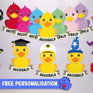 以下が含まれることがあります： 海賊の帽子、卒業帽、船員の帽子、魔法使いの帽子、サンタ帽など、さまざまな帽子をかぶった黄色いゴム製のオンドリのセット。オンドリはみんな笑顔で、下に「アーチボルド」という名前が書かれたバナーがあります。