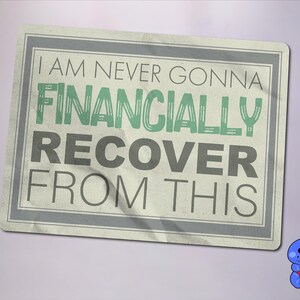 Puede incluir: Un cartel blanco con un borde gris y el texto "I am never gonna financially recover from this" en letras negras y verdes.