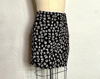80s Brown Black and white ruched pencil skirt with an abstract print by Ellen Tracy in a women size 8 Made in Hong Kong of 100 percent silk