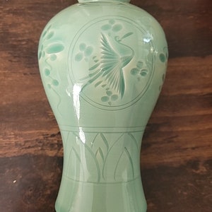 Beautiful Vintage Korean Green Celadon Incised Thousand Crane Porcelain Vase