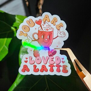 vous êtes aimé un sticker latte | Holographique | Imperméable | Résistant aux déchirures, aux rayures et aux taches | Stickers Saint-Valentin | Affirmation de soi