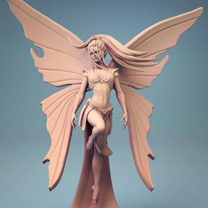 Op de afbeelding: Een lichtroze feeënbeeldje met grote, gedetailleerde vleugels. De fee wordt afgebeeld in een dynamische pose, met vloeiend haar en delicate kleding. Het beeldje is gemonteerd op een voetstuk, tegen een lichtblauwe achtergrond.