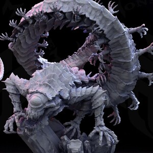 Könnte beinhalten: Drei detaillierte, graue Miniatur-Monsterfiguren. Die zentrale Figur ist eine große, vielbeinige Kreatur mit einem segmentierten Körper und einem großen Kopf. Die anderen beiden Figuren sind ähnlich, mit komplizierten Details und einem bedrohlichen Aussehen.