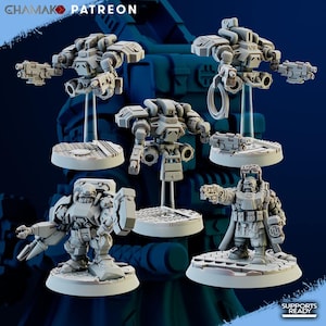 Könnte beinhalten: Eine Sammlung grauer Miniatur-Roboterfiguren, darunter Mechs und ein Soldat, auf kreisförmigen Sockeln. Die Figuren haben detaillierte mechanische Designs und sind in verschiedenen Aktionsposen dargestellt. Der Text "CHAMAKO PATREON" und "SUPPORTS READY" ist enthalten.