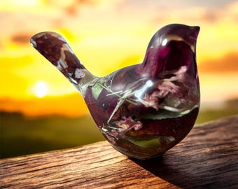 Recuerdo de pájaro floral de resina con flores incrustadas y cenizas de cremación