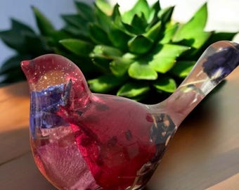 Recuerdo de pájaro floral de resina con flores incrustadas y cenizas de cremación