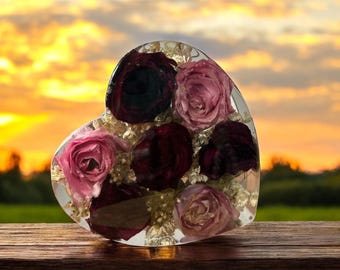 Recuerdo personalizado en forma de corazón de resina con ramo de flores preservadas, recuerdo conmemorativo