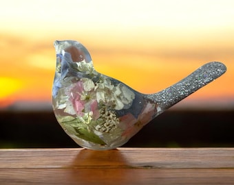 Recuerdo de pájaro floral de resina con flores incrustadas y cenizas de cremación