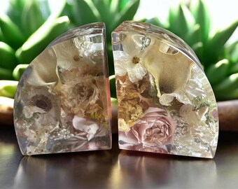 Sujetalibros personalizados de resina con flores preservadas de ramo de boda.