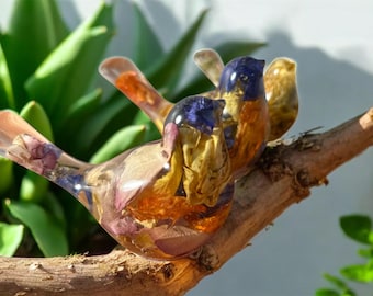 Recuerdo de pájaro floral de resina con flores incrustadas y cenizas de cremación